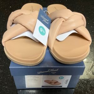 Universal Threads NWT in box ladies 9 1/2 Colette flat Sandals, ultimate comfort
